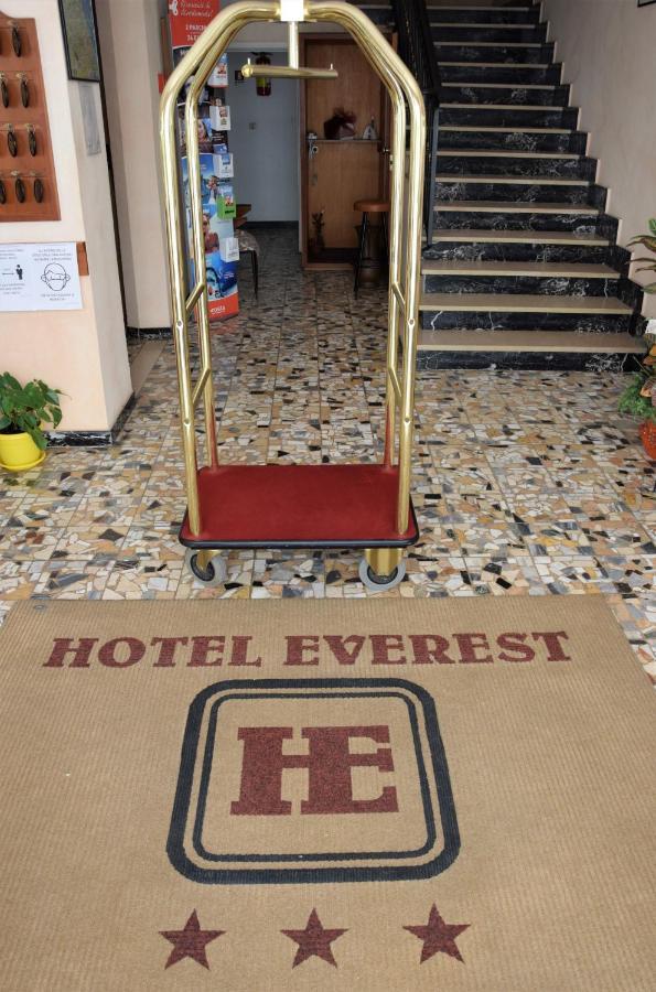 Everest 3*
